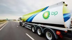 Camión repostando en estación BP